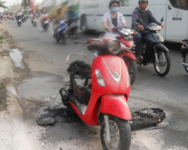 Xe may dang luu thong bat ngo boc chay hinh anh