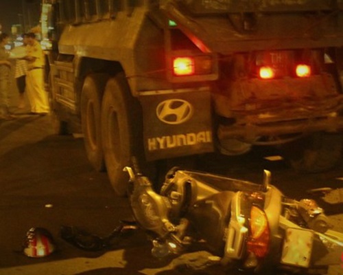 Hai phu nu tren moto tong vao duoi xe ben sau khi uong bia hinh anh