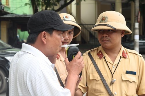 Tich thu xe cua tai xe say xin: Tai san hay tinh mang lon? hinh anh