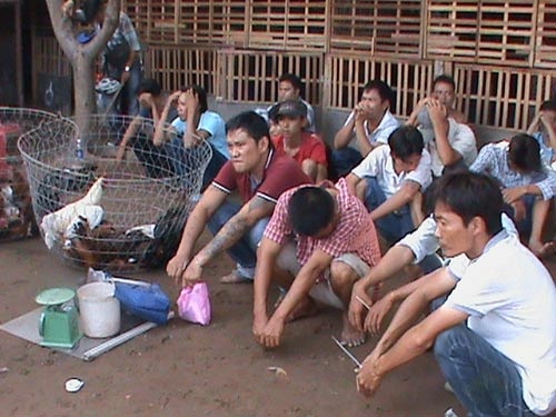 50 canh sat vay rap truong ga giua trua hinh anh