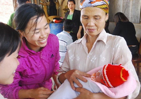 Be trai so sinh bi bo roi o chuong bo hinh anh