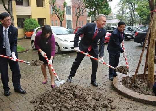 Dai su My nhac lai loi Chu tich Ho Chi Minh bang tieng Viet hinh anh