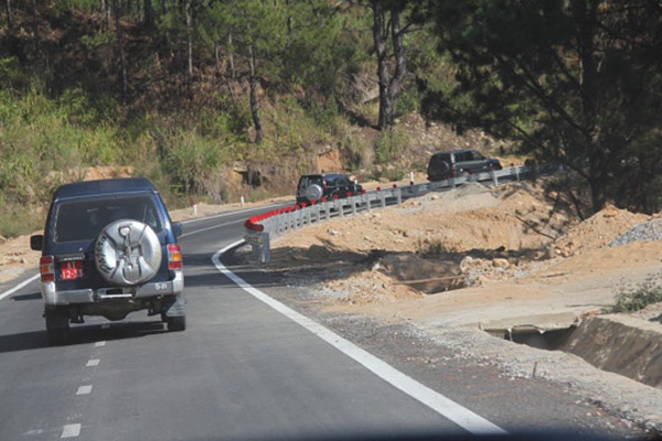 Khai thac tuyen duong 10.000 ty dong noi mien Trung voi Tay hinh anh