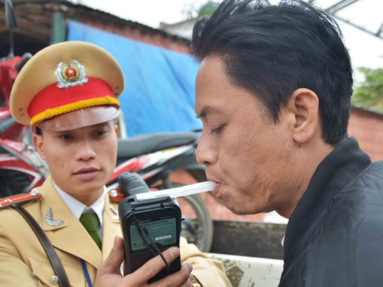 Tich thu xe sau mot lan vi pham co thoa dang? hinh anh