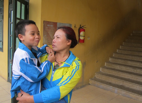 Hanh trinh lam tu thien cua nu xe om co 2 doi chong nghien hinh anh