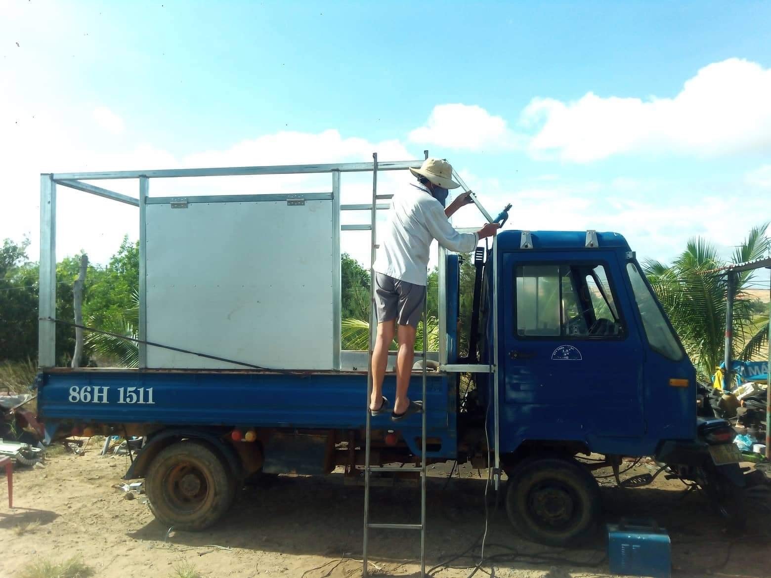 Chang trai va chiec xe vang o Bau Trang anh 2