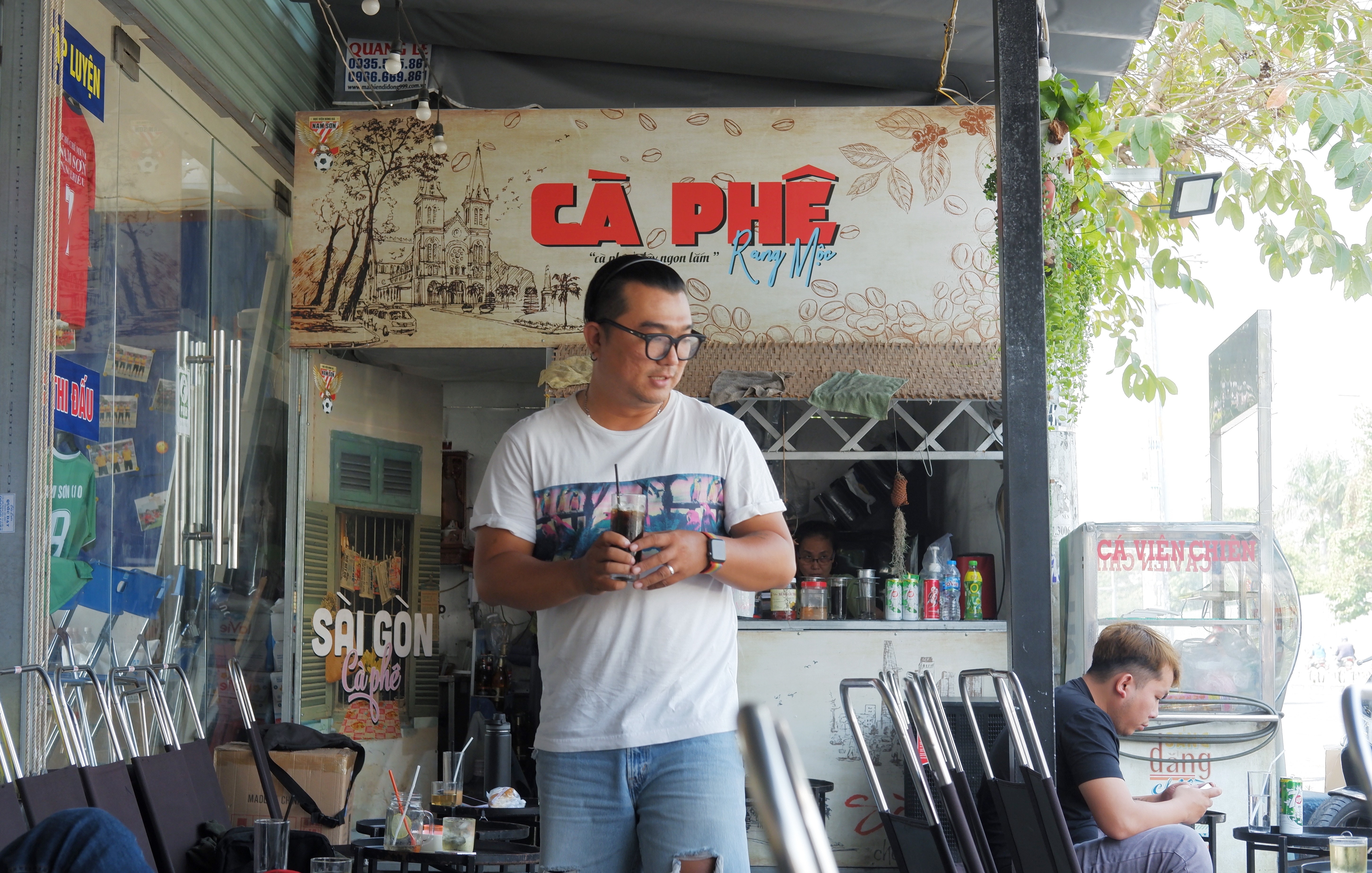 Huong dan vien du lich xoay xo kiem song cho tro lai hinh anh