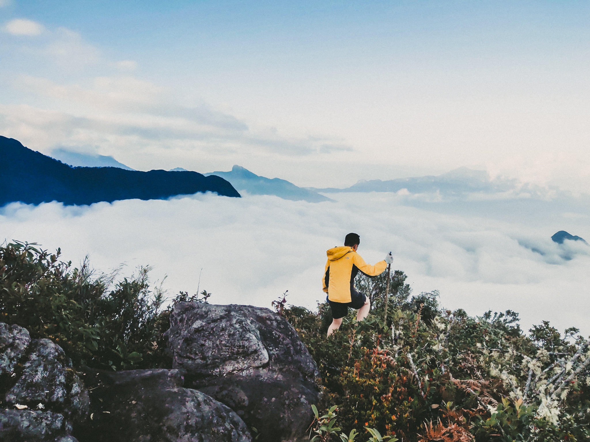 Lam gi khi bi say do cao trong luc leo nui hinh anh