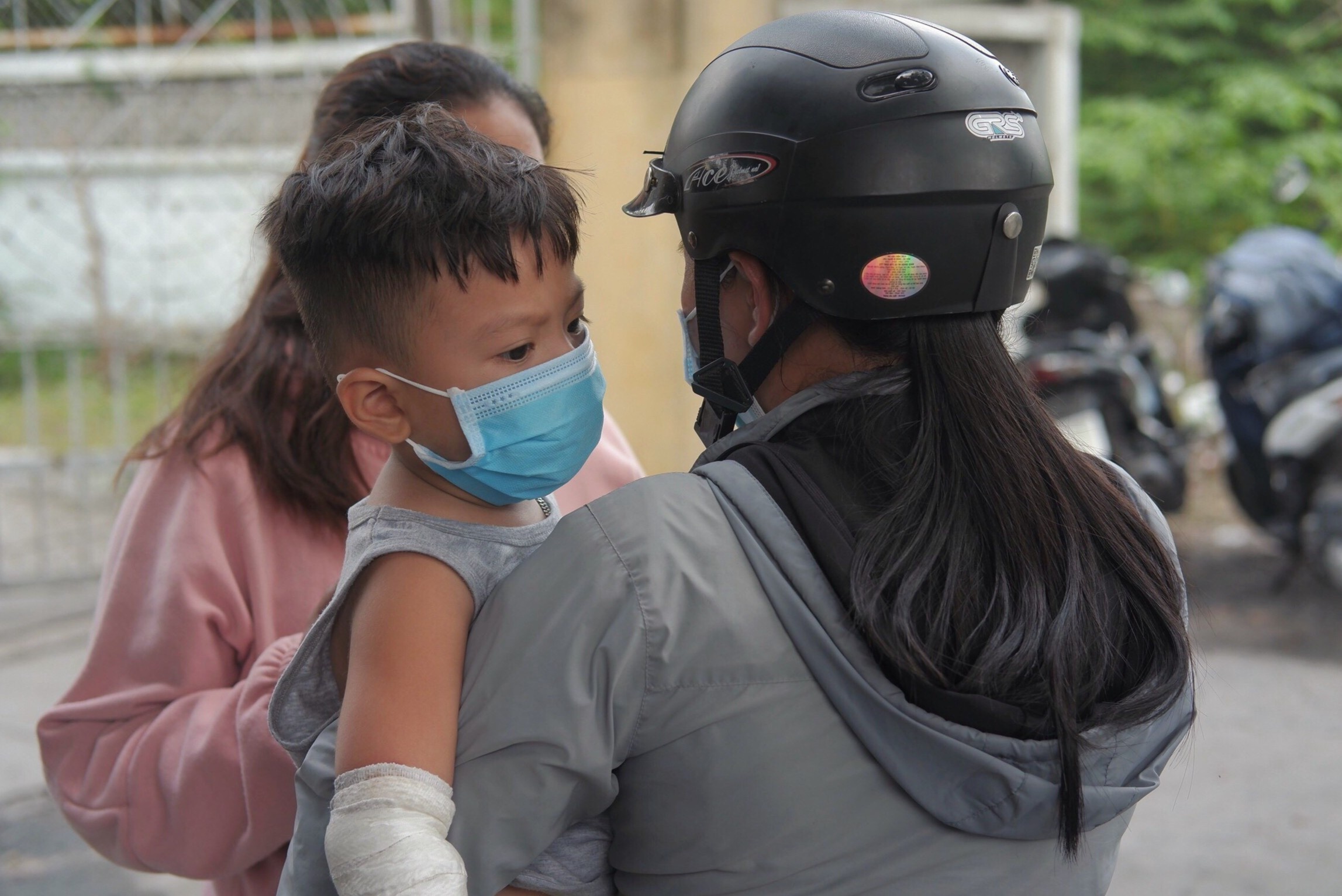 Vua don tin vui, vo chong tre ly biet sau dam chay hinh anh