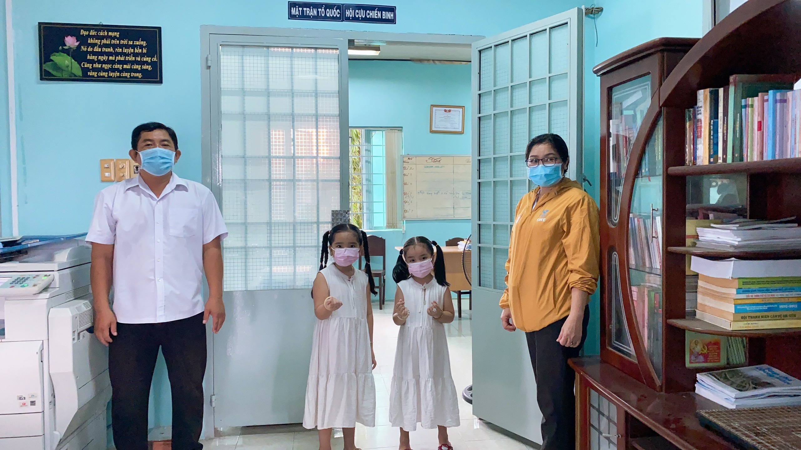 Hai em nho o TP.HCM mo heo dat de ung ho quy vaccine hinh anh