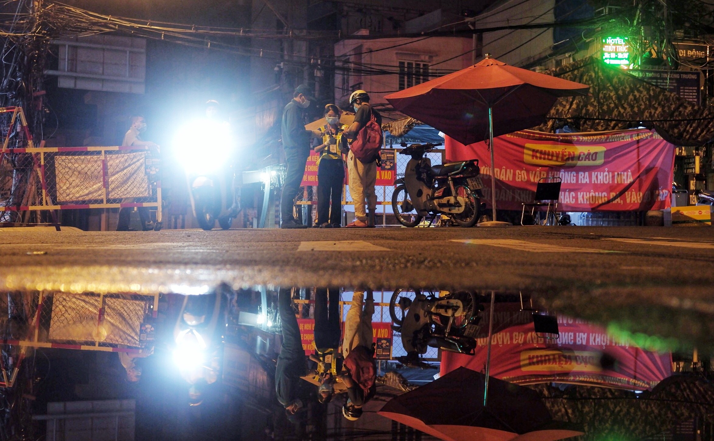 Vua ve truoc nha, hem da bi phong toa hinh anh