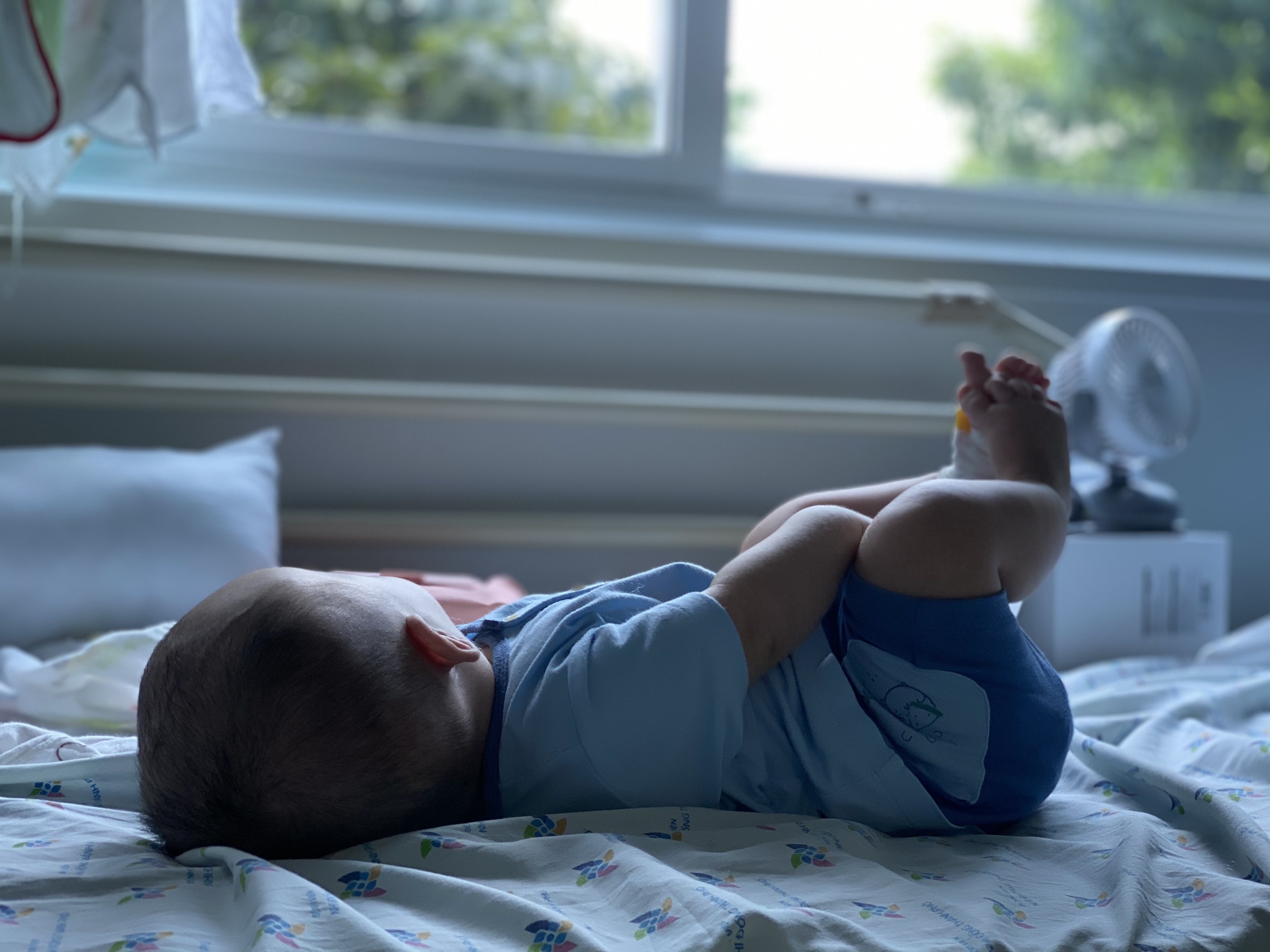 Mot thang 'danh vat' voi Covid-19 cua me con Toi hinh anh