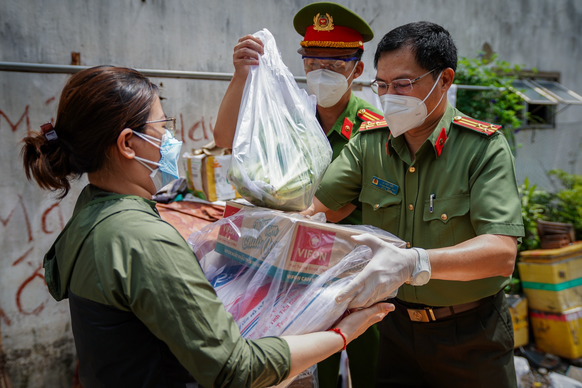 Cong nhan TP.HCM: Mot bo rau, qua trung deu la mon qua dang tran trong hinh anh