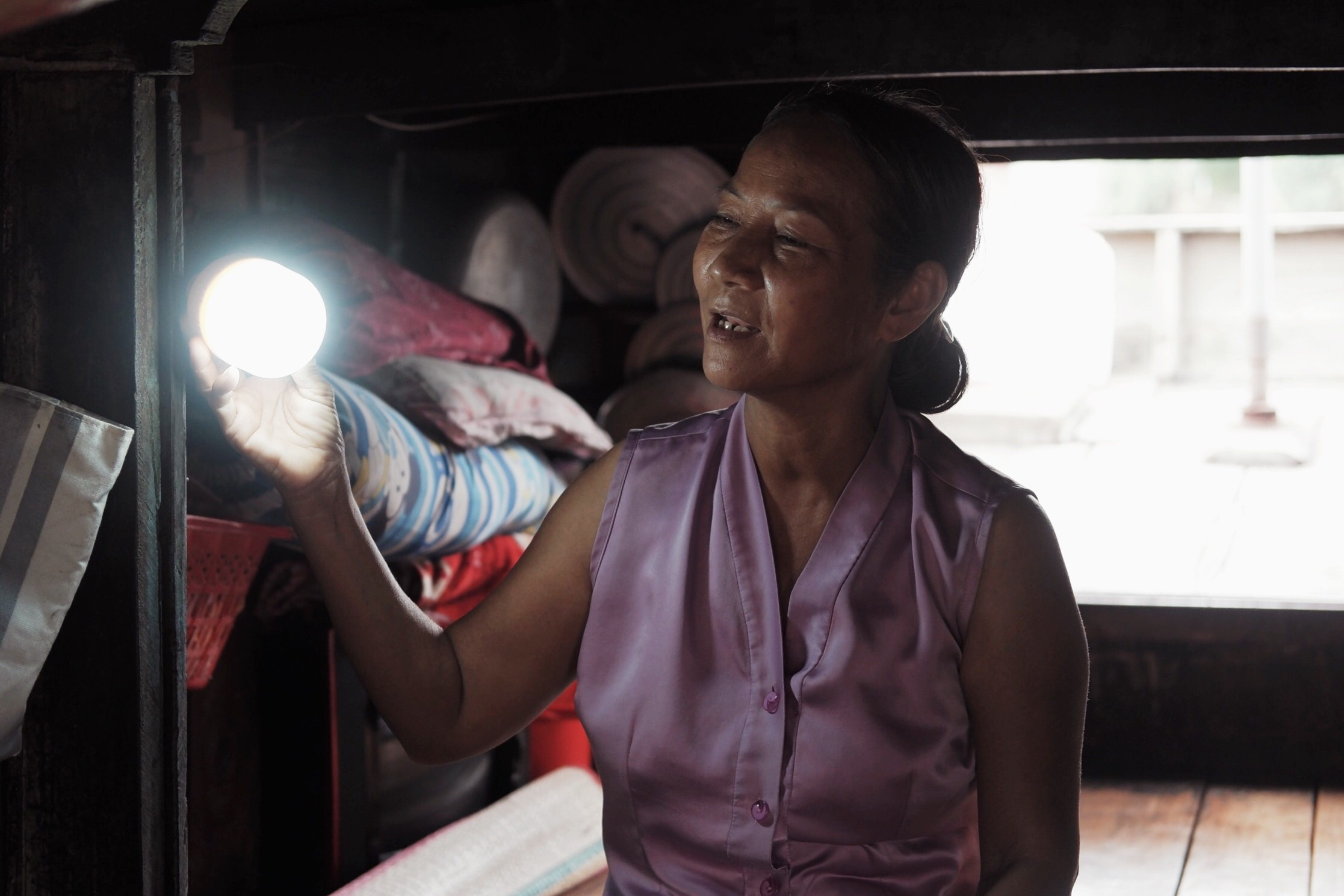 lủi thủi trên chiếc thuyền ở TP.HCM ảnh 4 lui thui tren chiec thuyen o TP.HCM anh 4