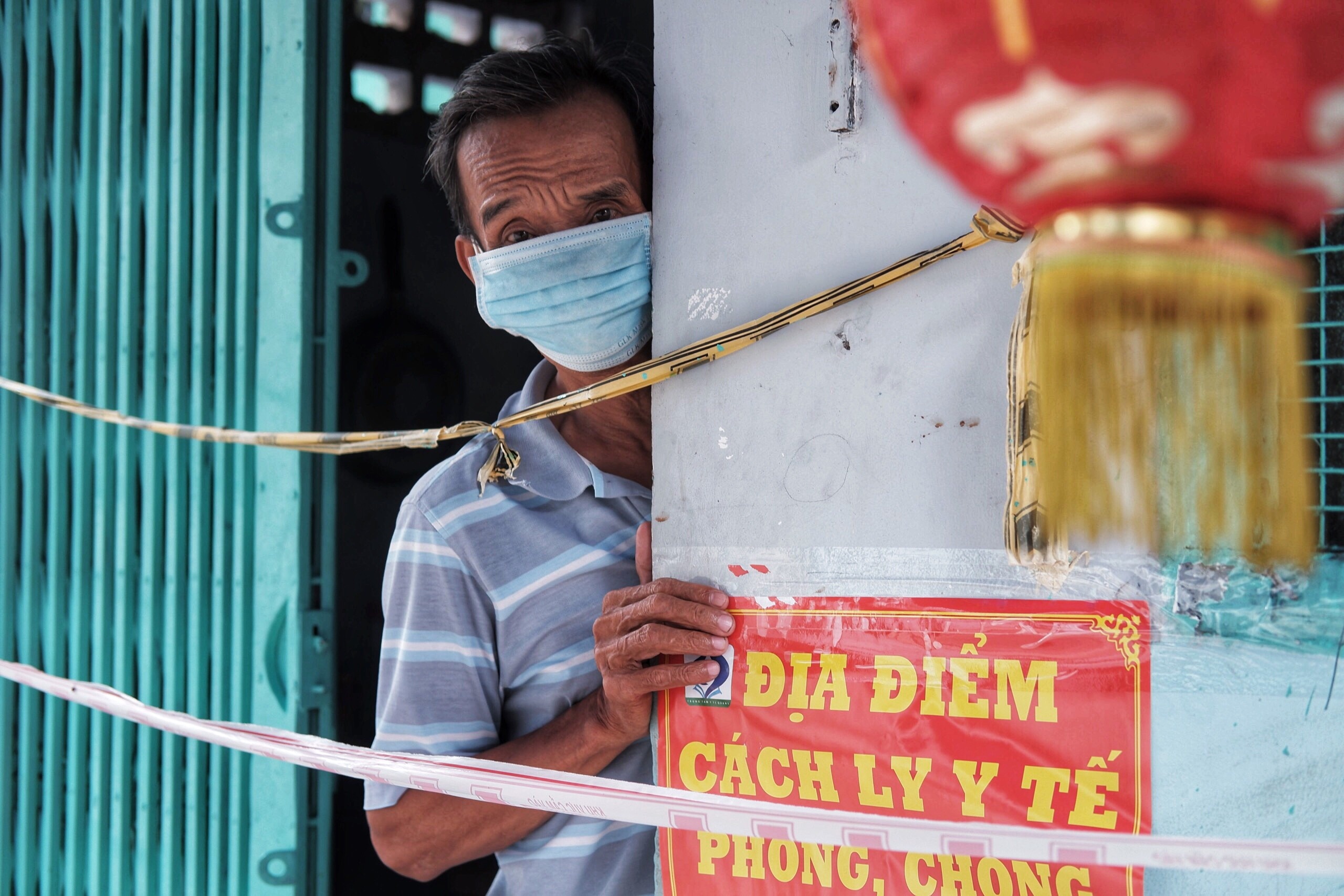 Mua Trung Thu gian cach o pho den long TP.HCM hinh anh