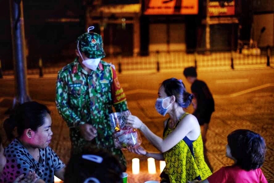 Dem Trung thu lang le o TP.HCM hinh anh