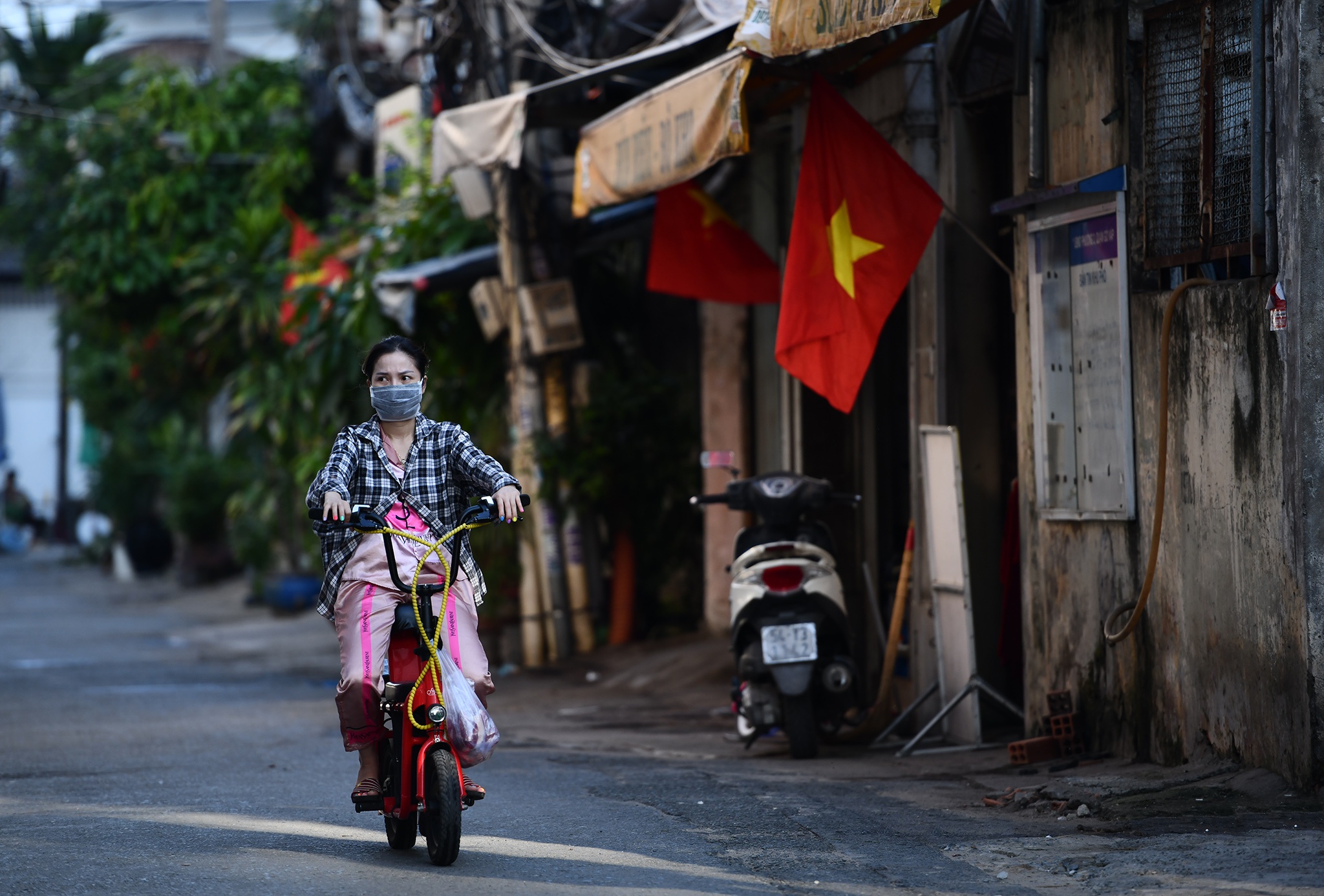 De nghi cong nhan huyen Binh Chanh kiem soat duoc dich hinh anh