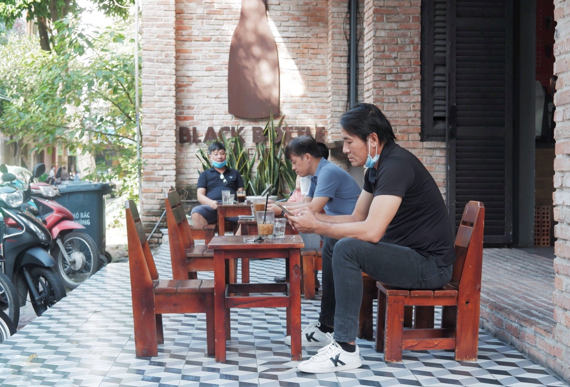 Nguoi TP.HCM trai long sau khi quan an duoc mo tro lai hinh anh