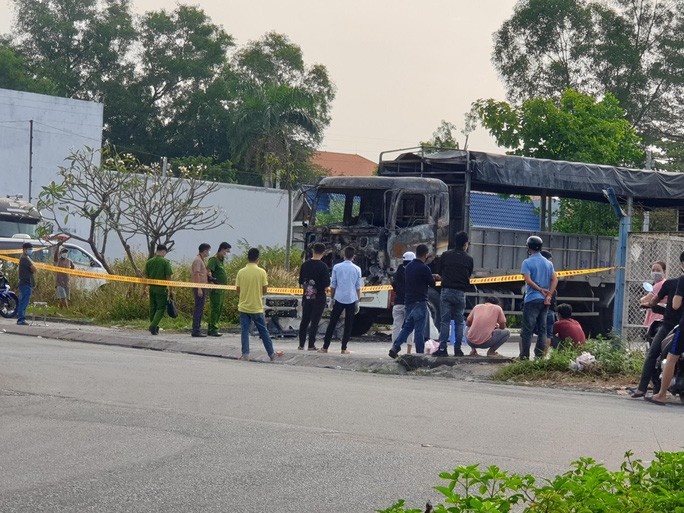 Oto boc chay khong ro nguyen nhan, mot thi the chay den hinh anh