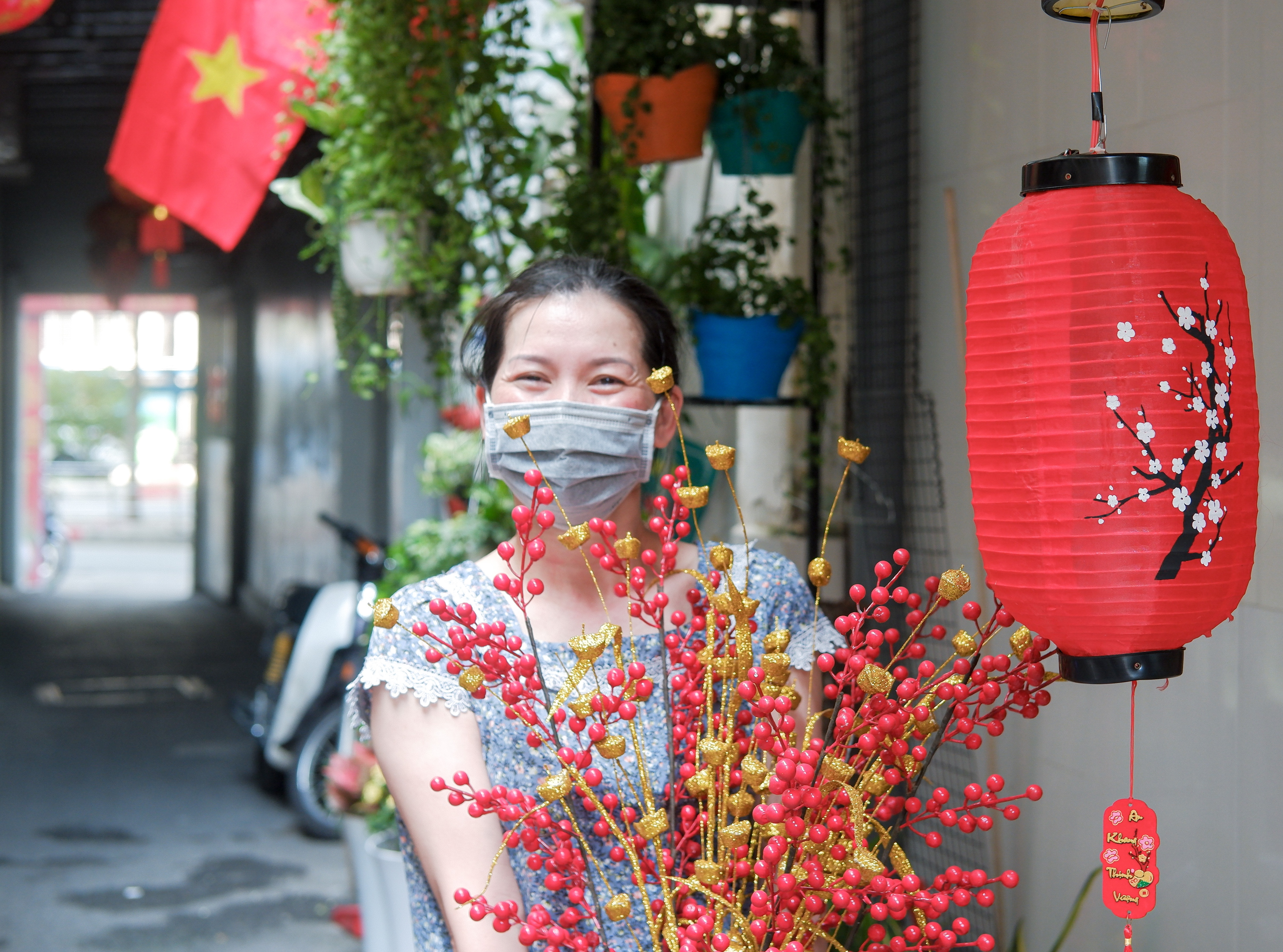 Nhung chau hoa Tet thay hang rao phong toa o TP.HCM hinh anh