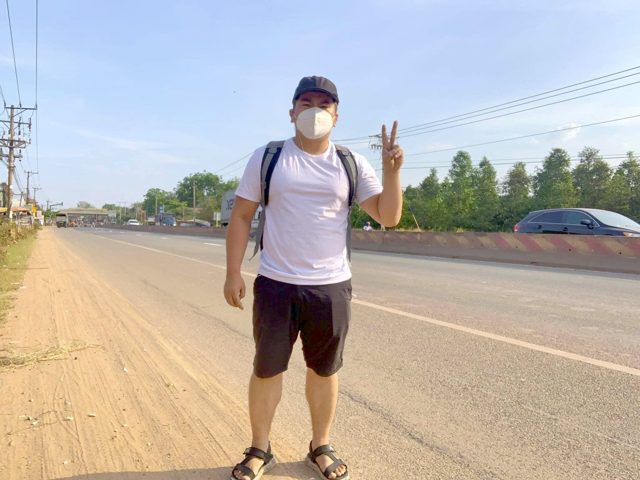 Chang trai di bo 160 km kip ve que don giao thua cung gia dinh hinh anh
