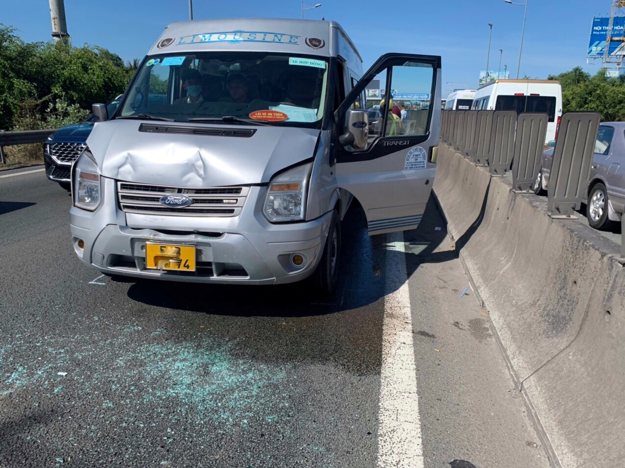 Tai nan lien tiep khien cao toc TP.HCM - Long Thanh - Dau Day un tac hinh anh