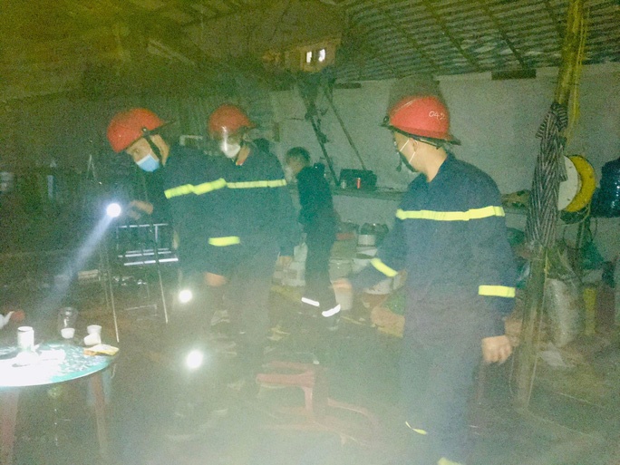 Hai vo chong tu vong trong phong ngu sau tieng no lon hinh anh