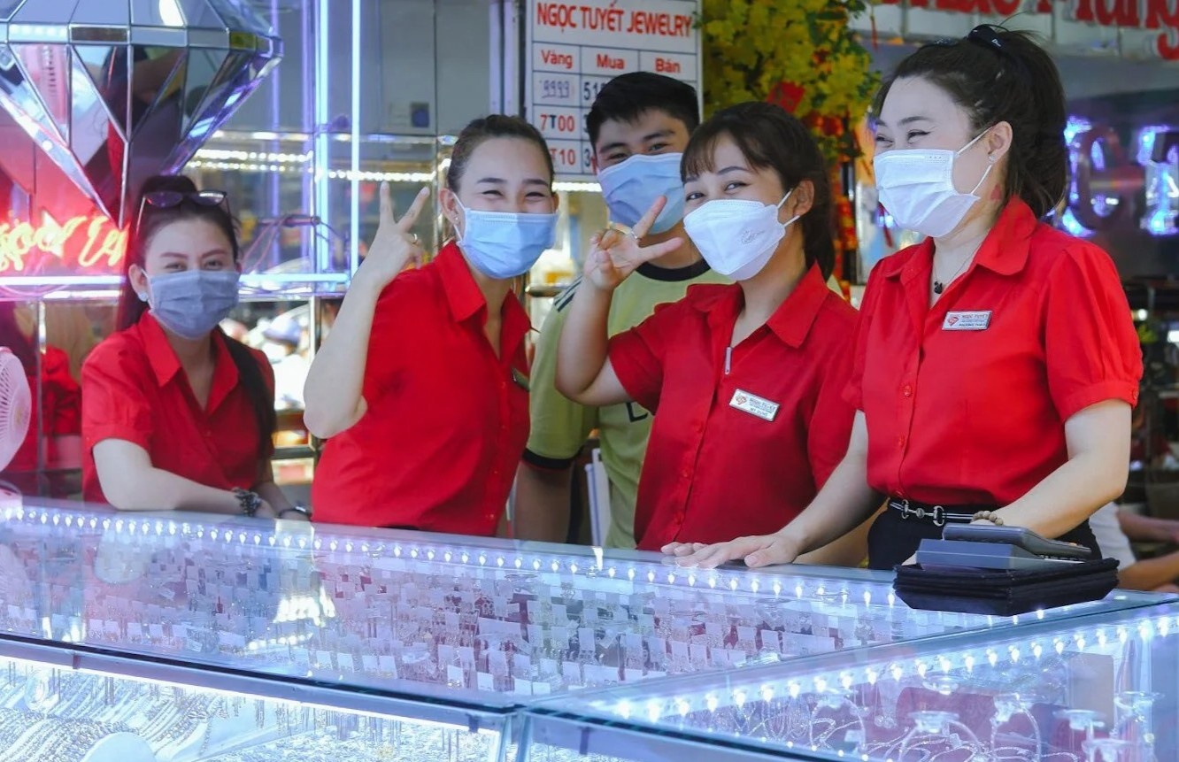 Ngay via Than Tai o cho vang binh dan lon nhat TP.HCM hinh anh