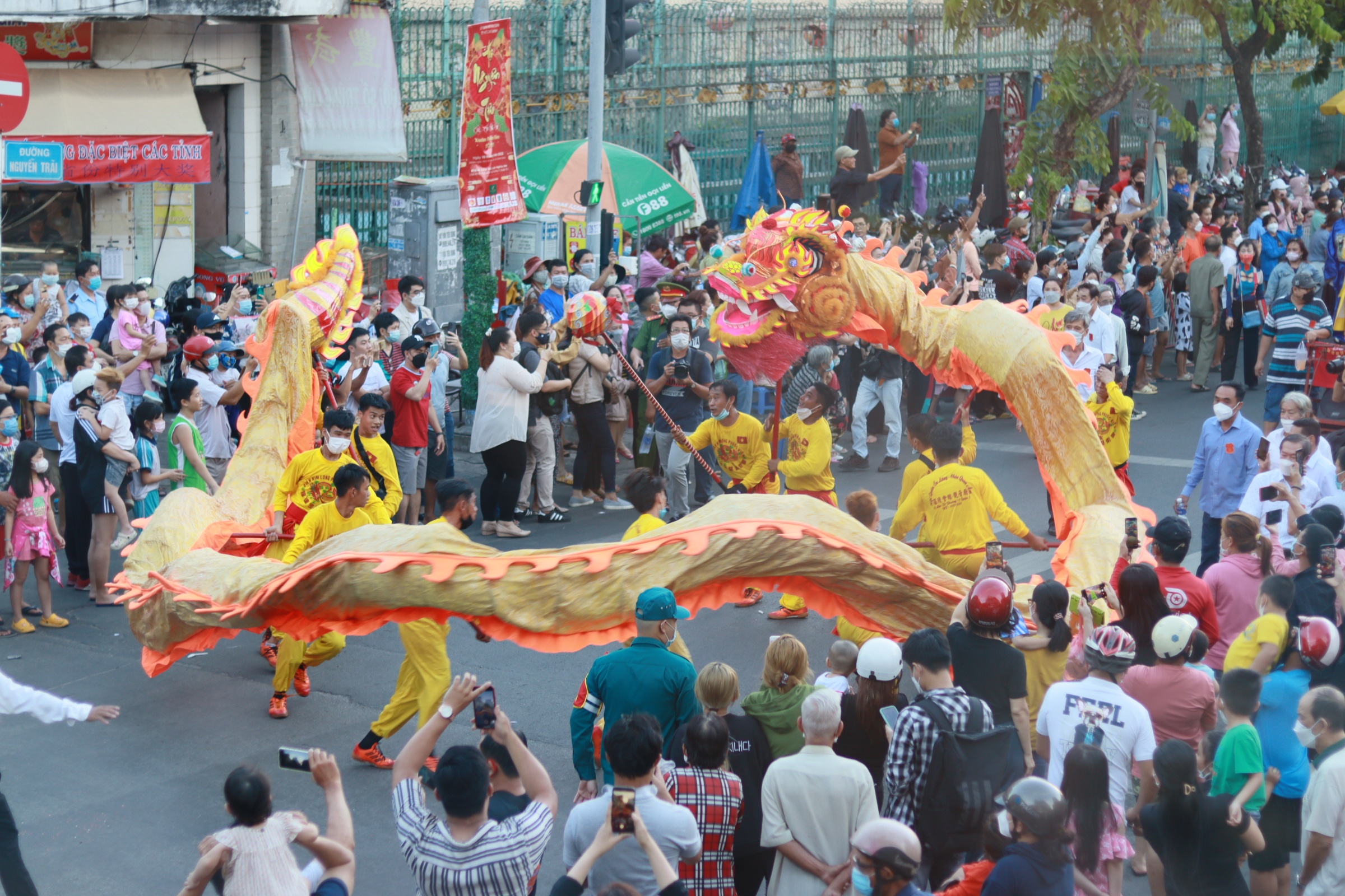 Hang nghin nguoi do ve quan 5 don Tet Nguyen Tieu hinh anh