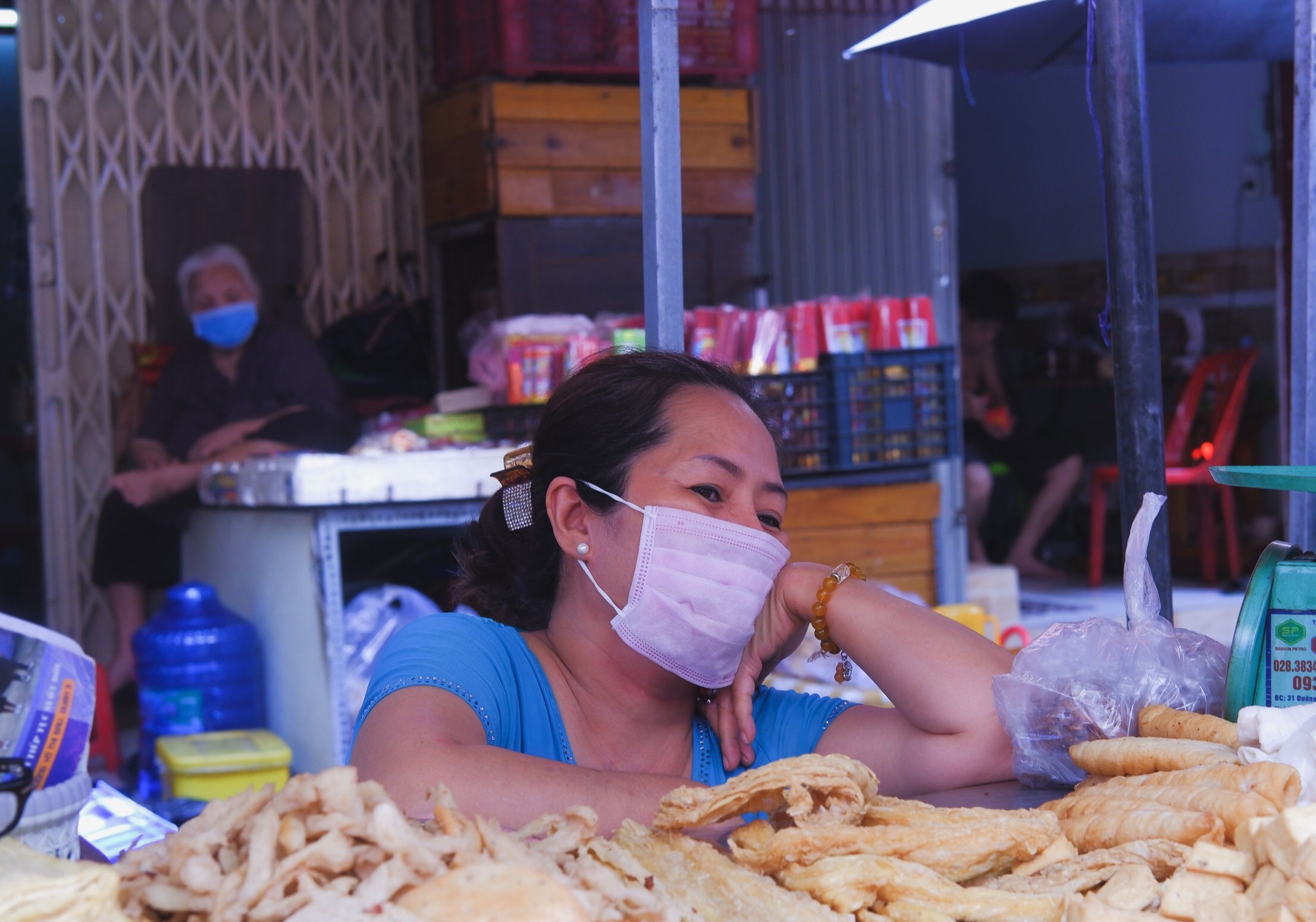 Ba noi tro o TP.HCM dau dau voi bai toan chi tieu hinh anh