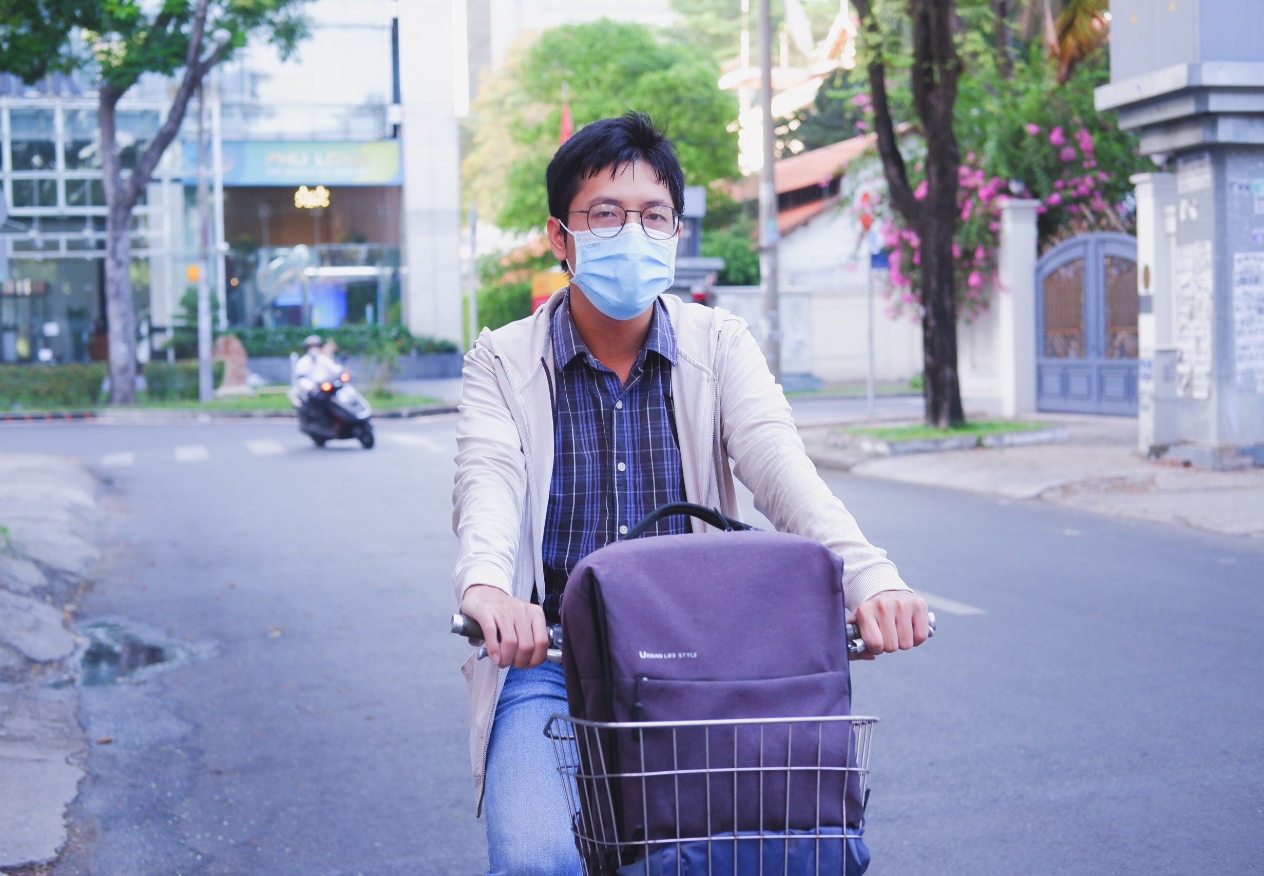 Dap xe 14 km di lam moi ngay o TP.HCM hinh anh