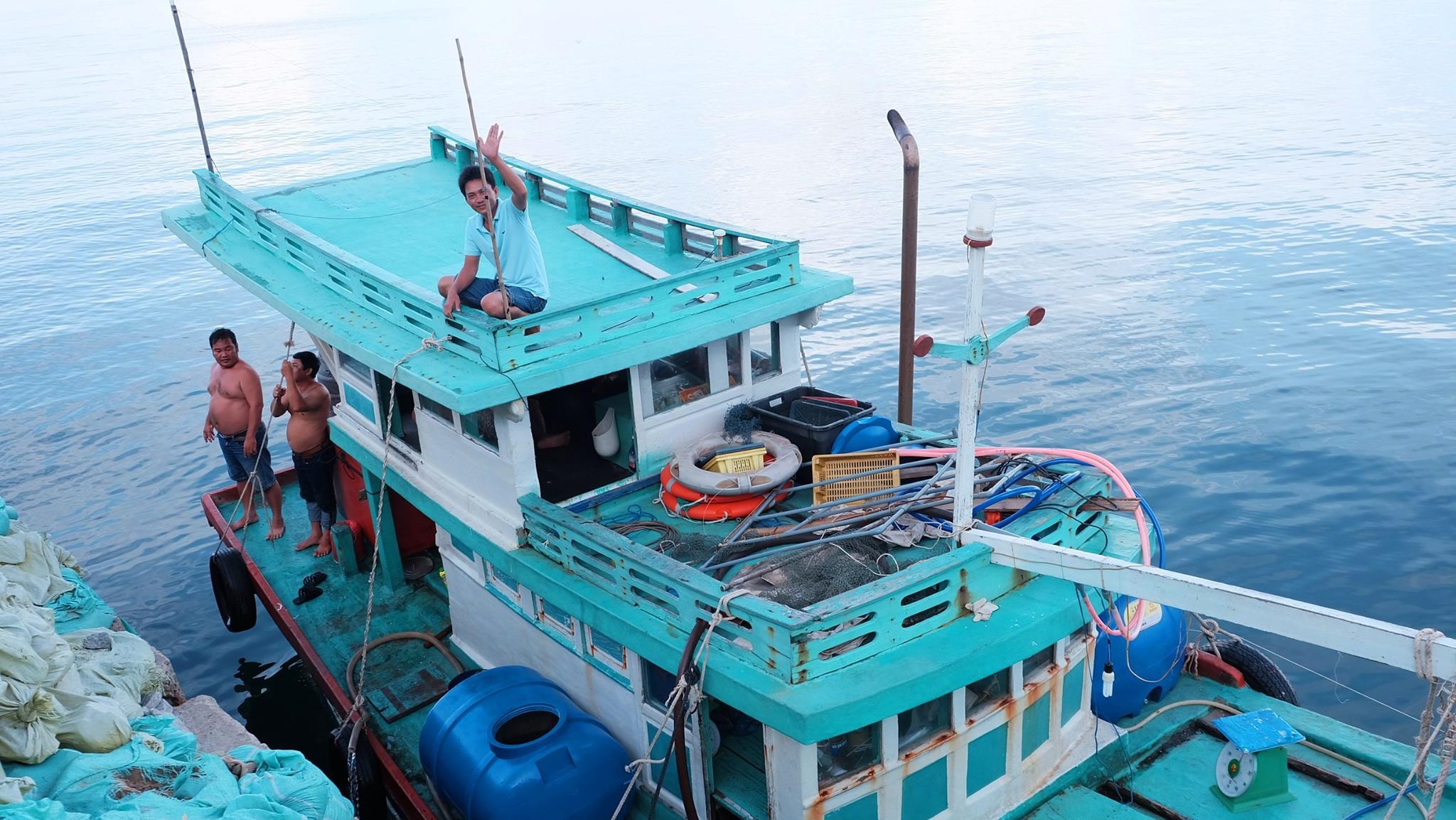 Ca Mau nghiem cam tau ca cho khach du lich hinh anh