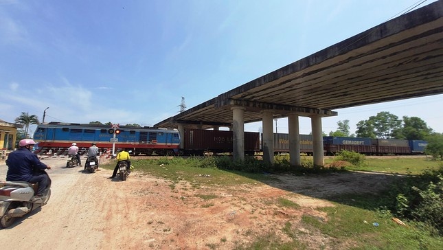 cau vuot duong sat anh 2