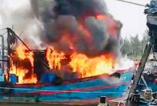 Tau ca dang neo dau bat ngo boc chay hinh anh