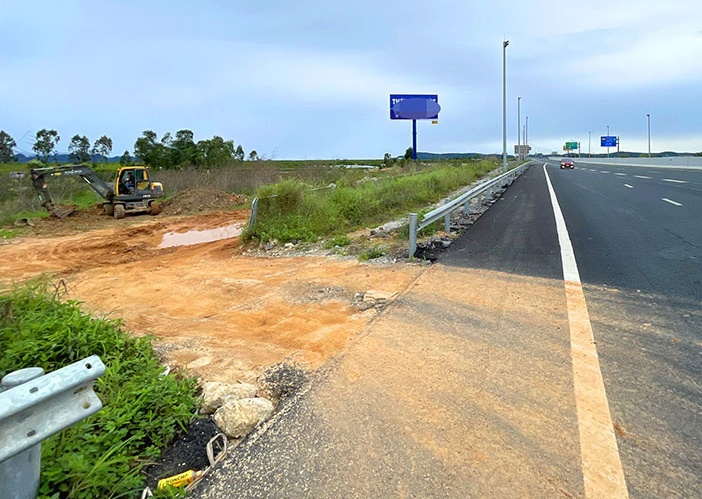 Hang rao cao toc Ha Long - Hai Phong bi pha cho xe cho dat chay qua hinh anh
