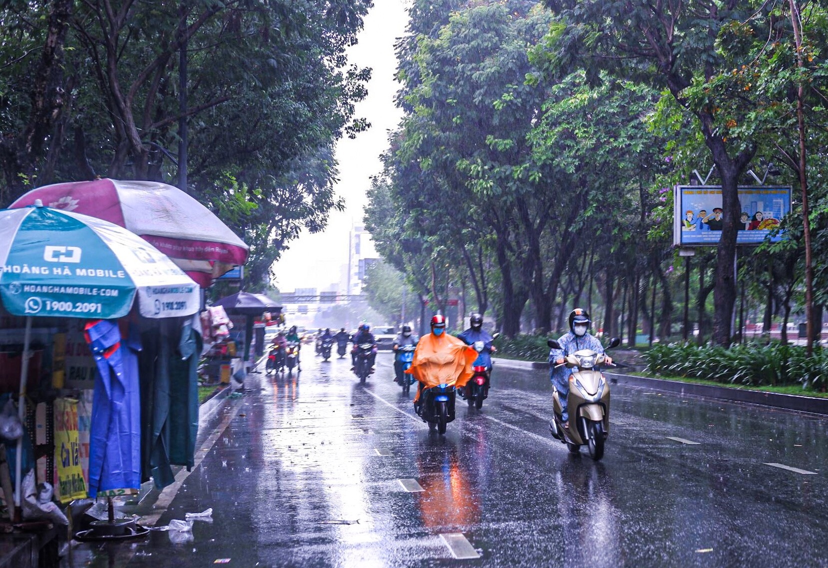 Mien Nam mua lon dien rong dip le 30/4 hinh anh