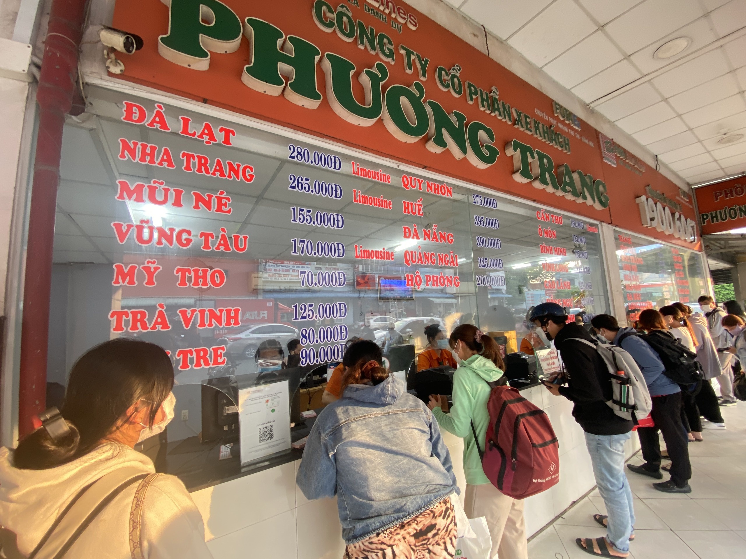 ben xe san bay vang khach anh 4