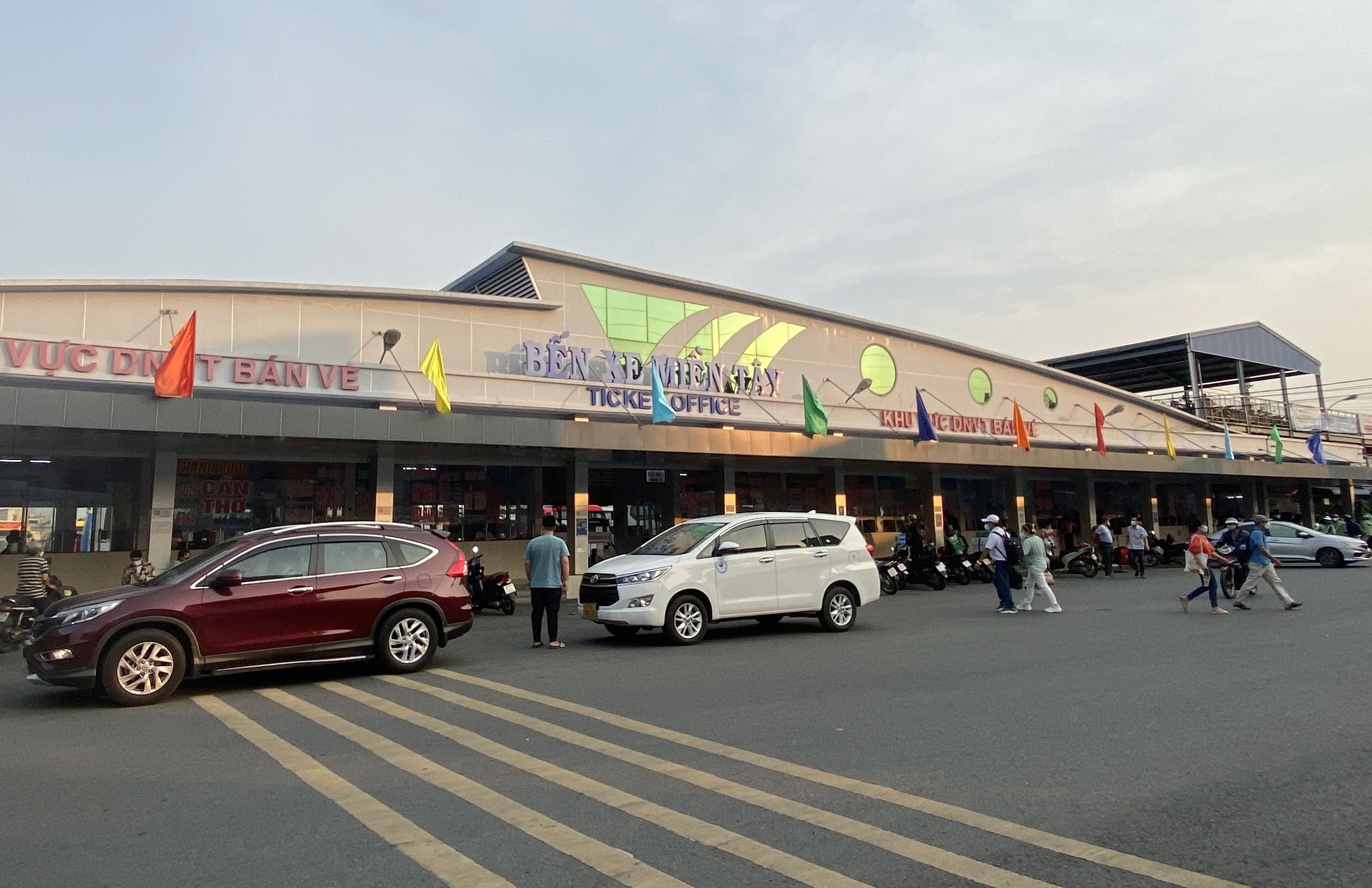 ben xe san bay vang khach anh 3