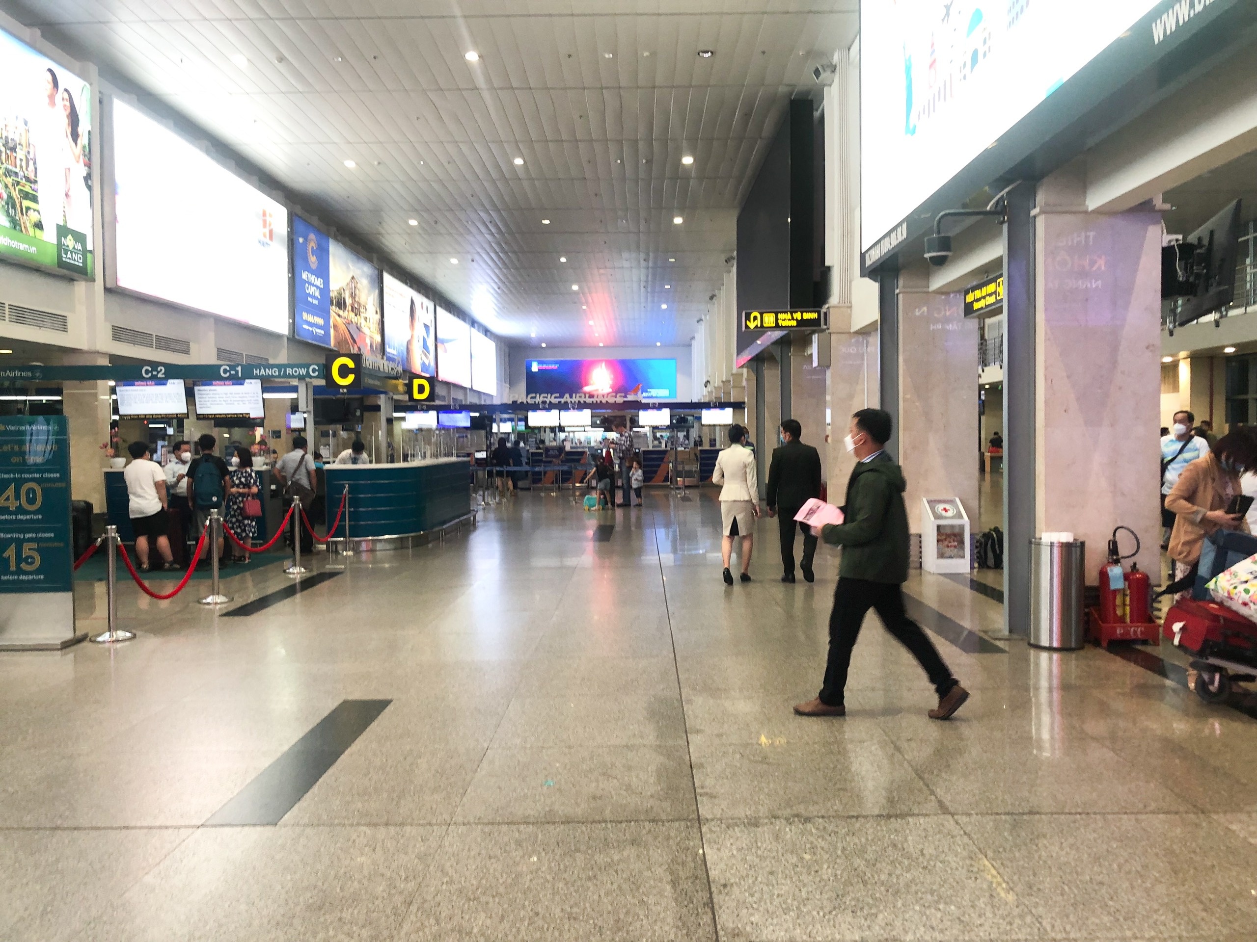 ben xe san bay vang khach anh 2