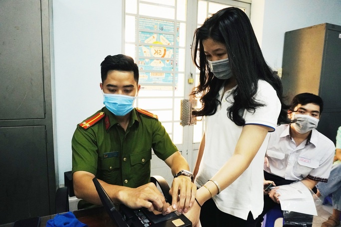 Cong an TP Thu Duc cap CCCD gan chip cho hoc sinh dip le 30/4 hinh anh
