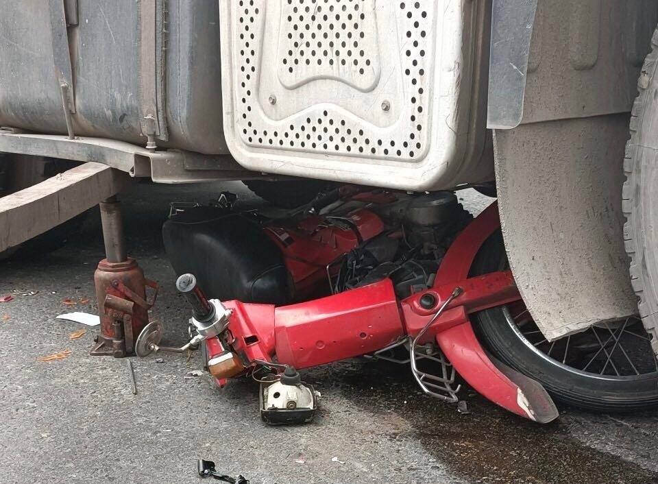 Nang container cuu nguoi dan ong ket duoi gam xe hinh anh