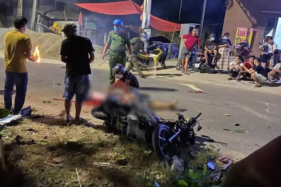 Tu tong vao cay xanh ben duong, 2 thanh nien thuong vong hinh anh