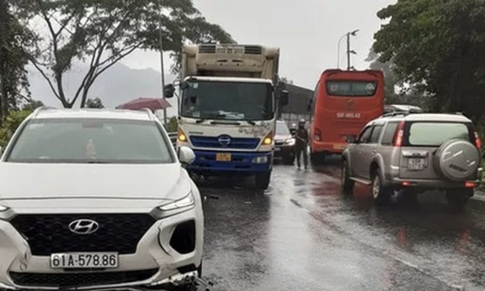 Tai nan lien hoan tren deo Bao Loc, 2 nguoi chet tai cho hinh anh