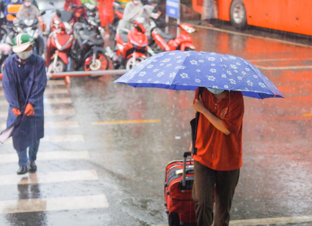 Mua lon, nhieu hanh khach o TP.HCM tre xe di nghi le hinh anh