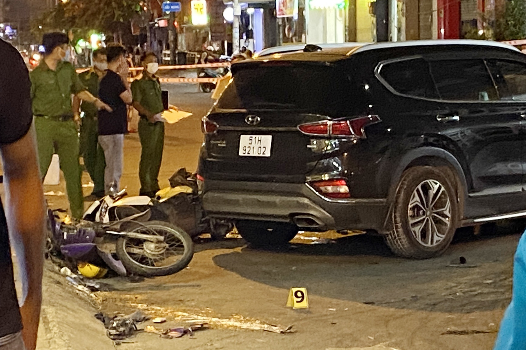 Oto mat lai tong loat xe may o TP.HCM, tai xe roi khoi hien truong hinh anh