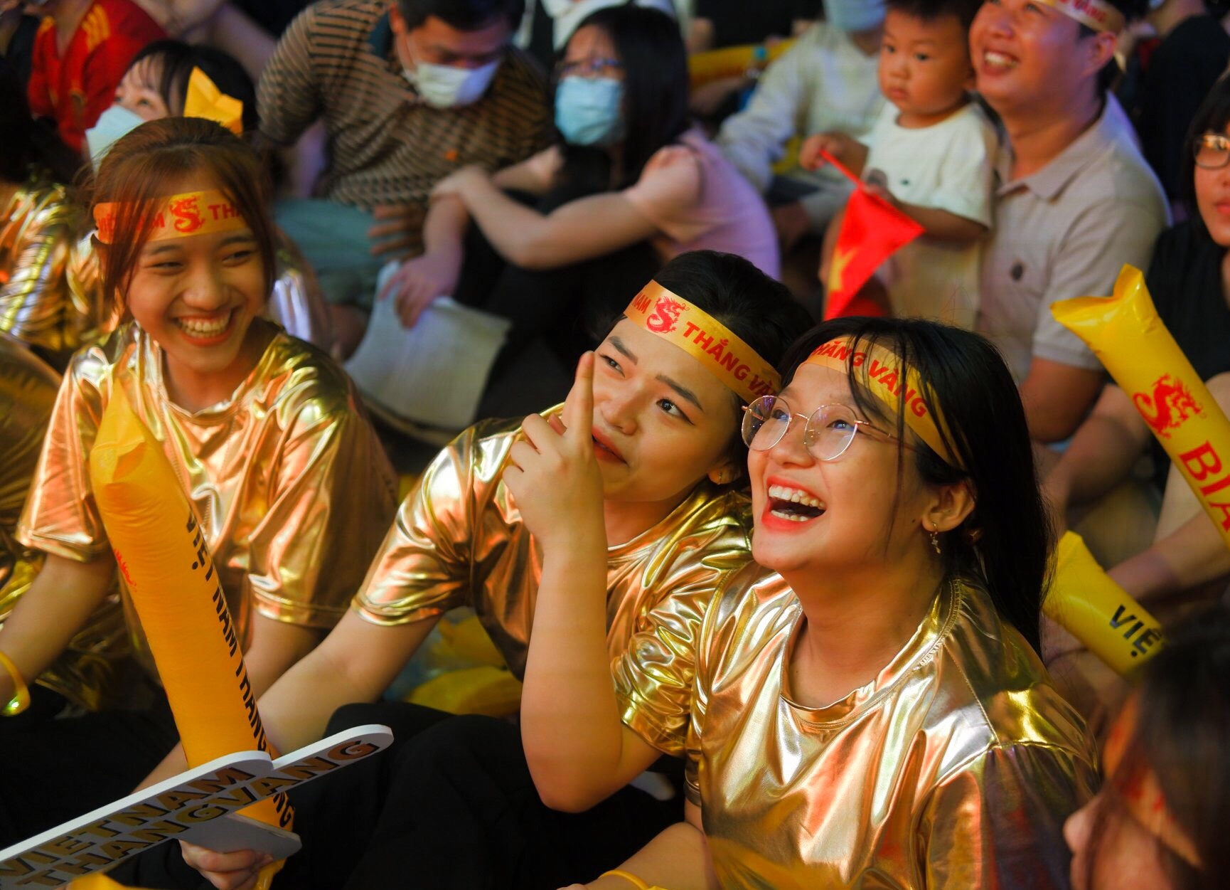 Dem chu nhat tung bung o pho di bo Nguyen Hue hinh anh