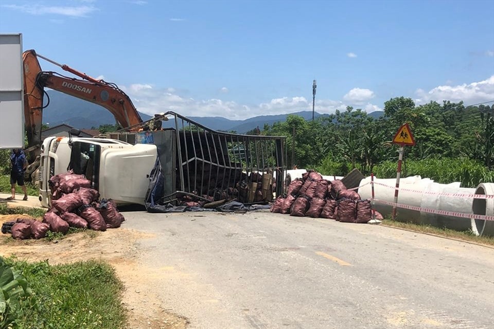 Xe tai cho than lat chan ngang quoc lo gay ach tac giao thong hinh anh