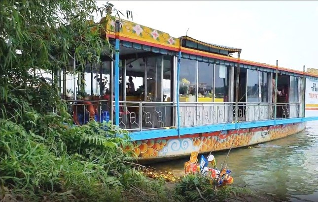 Tha vang ma xuong song Huong, chu thuyen rong bi phat tien hinh anh