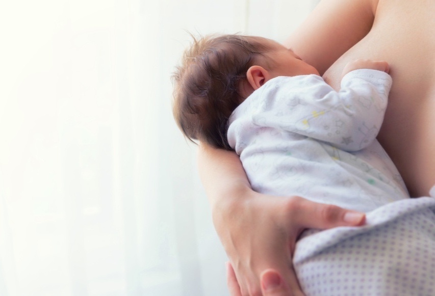 Sau khi nang nguc co cho con bu duoc khong? hinh anh