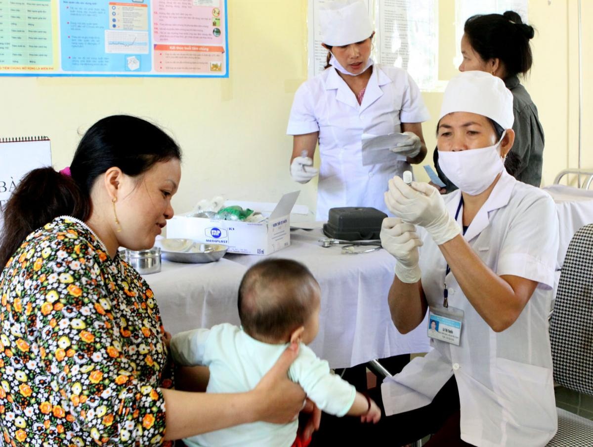Tre 7 tuoi duoc tiem bo sung vaccine bach hau mien phi hinh anh